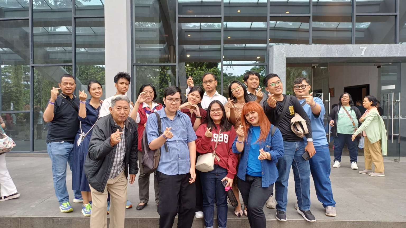 Kebersamaan lintas generasi anggota COOL JIS