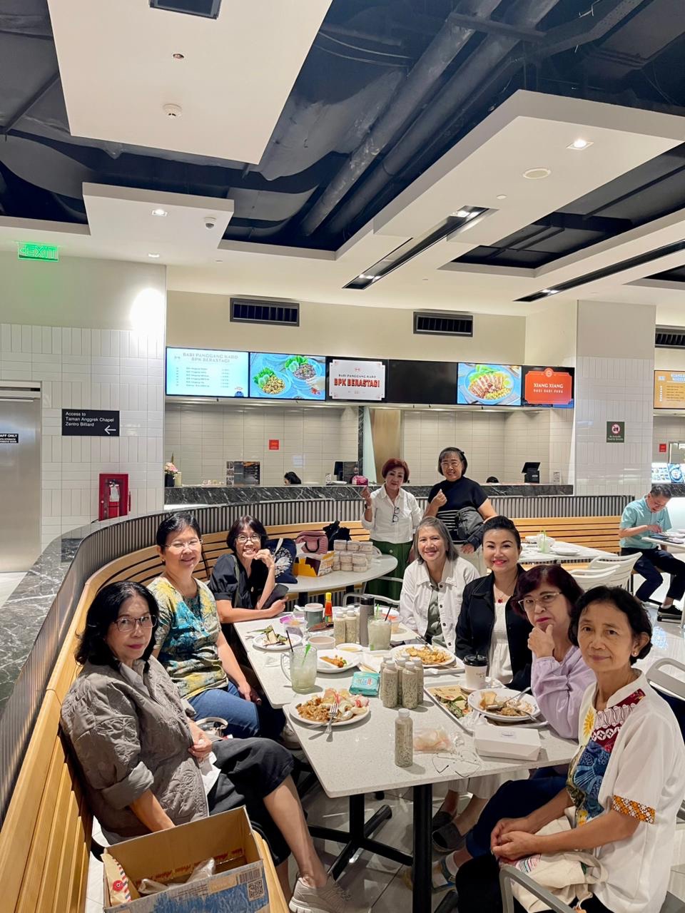 Fellowship COOL sambil makan bersama